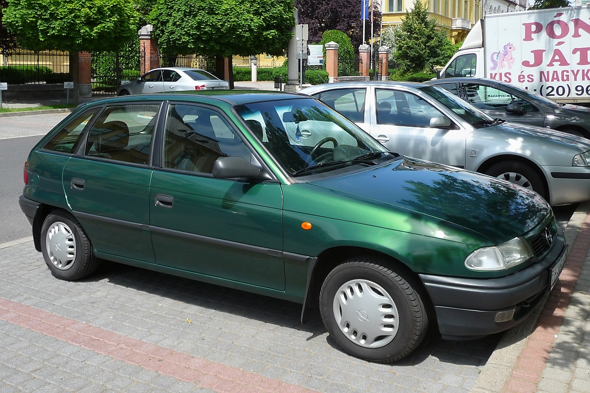 In Ungarn fahren noch viele Opel Astra der ersten Serie. Hier ein sehr gut erhaltenes Exemplar vor der Kreisverwaltung in Nyiregyhaza, 29.5.16