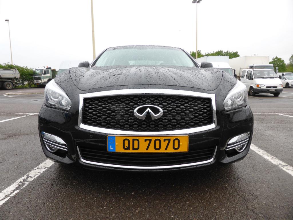 Infiniti Q 70 auf einem Parkplatz bei Luxembourg-Gasperich am 01.05.2015