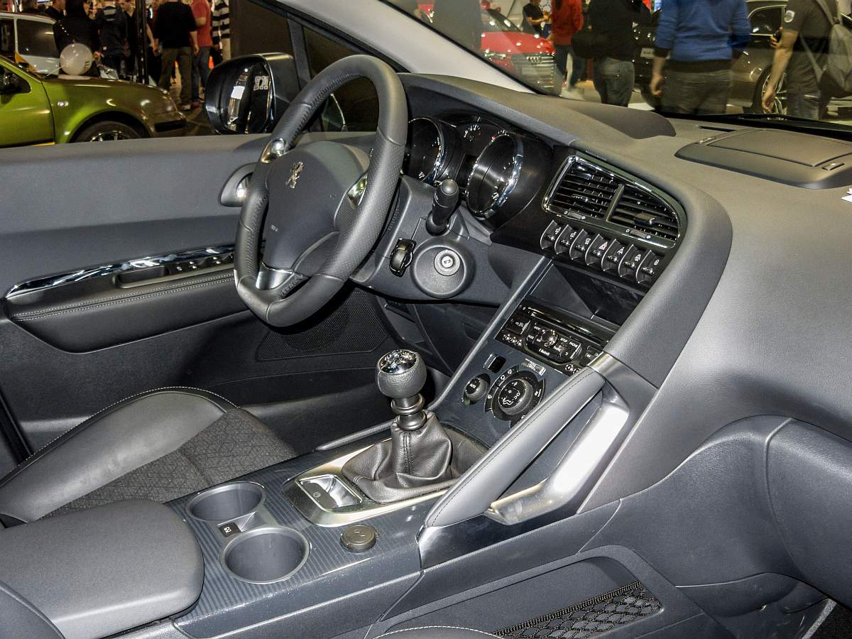 Interieur eines Peugeot 3008 (facelift ab 2014), hier fühlt sich man wie in einem Lounge...  Sitzprobe auf dem Auto Motor und Tuning Show am 23.03.2014