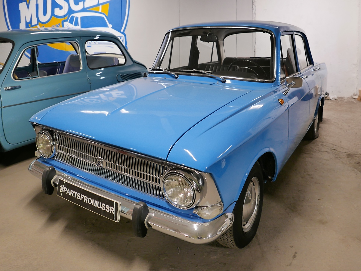 ISch-(Zweigwerk Ischmasch)-Moskwitsch-412 in der Retro Car Show im Einkaufszentrum  Piterlend  in St. Petersburg, 17.2.18