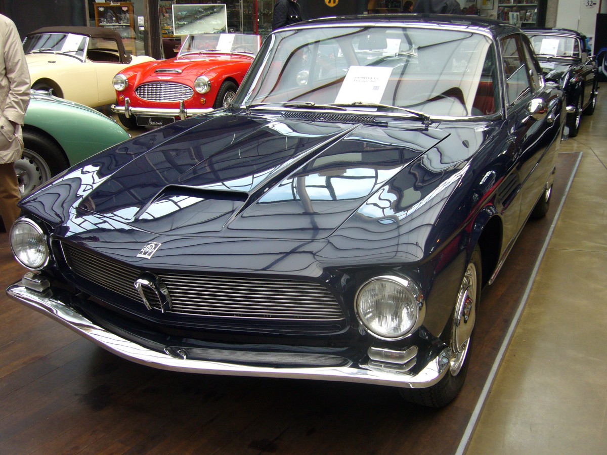 Iso Rivolta 300. 1962 - 1970. Dieser von Bizzarini konstruierte und von Giugiaro gezeichnete 300 wurde bei Bertone gebaut. Der 5.4l V8-motor stammt aus dem Regal von Chevrolet. Der hier abgelichtete Wagen trägt die Fahrgestellnummer 002 und war eines der zwei Premierenmodelle auf dem Turiner Salon 1962. Classic Remise Düsseldorf am 13.04.2014.
