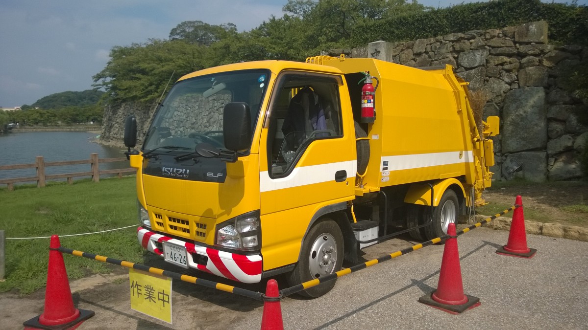 Isuzu ELF Müllauto in Himeji, Japan (September 2015)