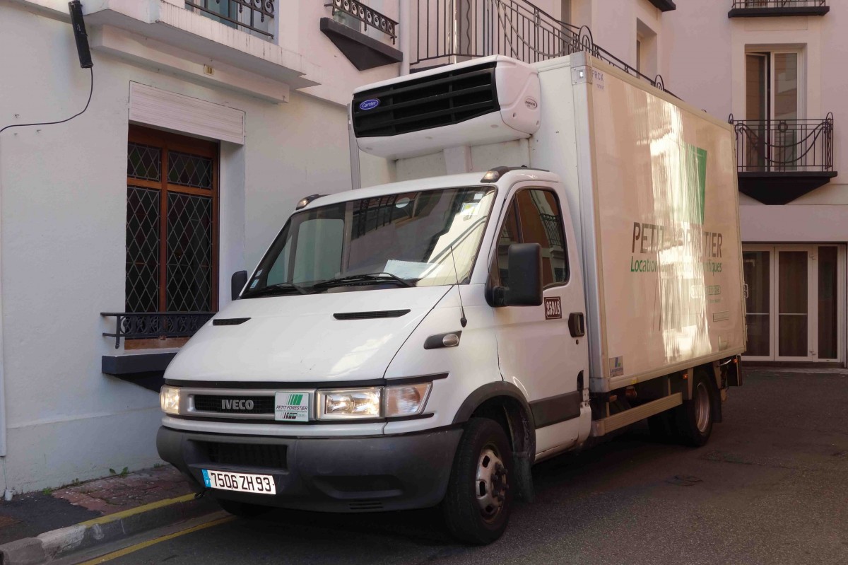 Iveco als Kühlfahrzeug steht zur Anlieferung an einem Hotel in Lourdes im September 2015