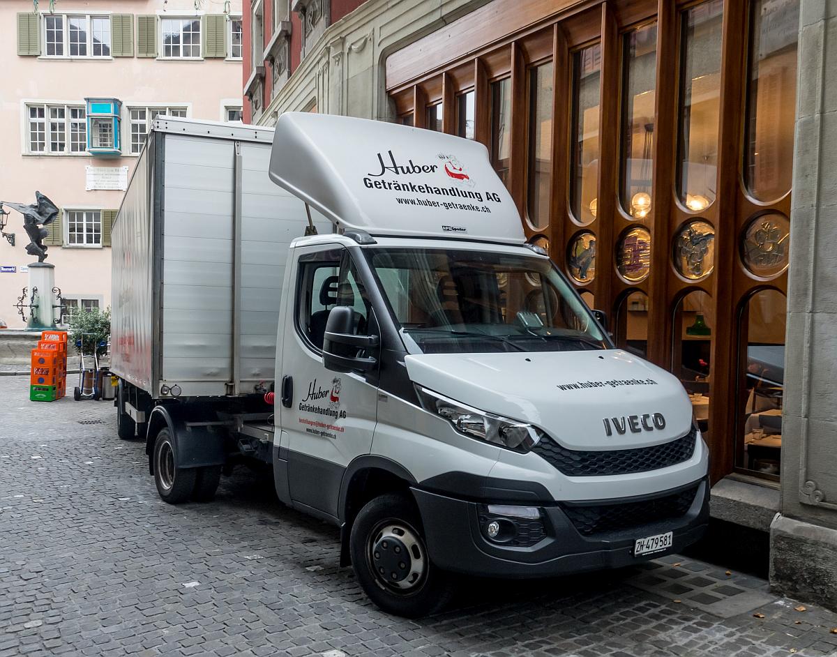 Iveco Daily als  Mini-Sattelzug  in der innenstadt von Zürich. in den eingen Strassen sind solche Ausführungen wendiger als ein Kasten-LKW in ählicher größe.