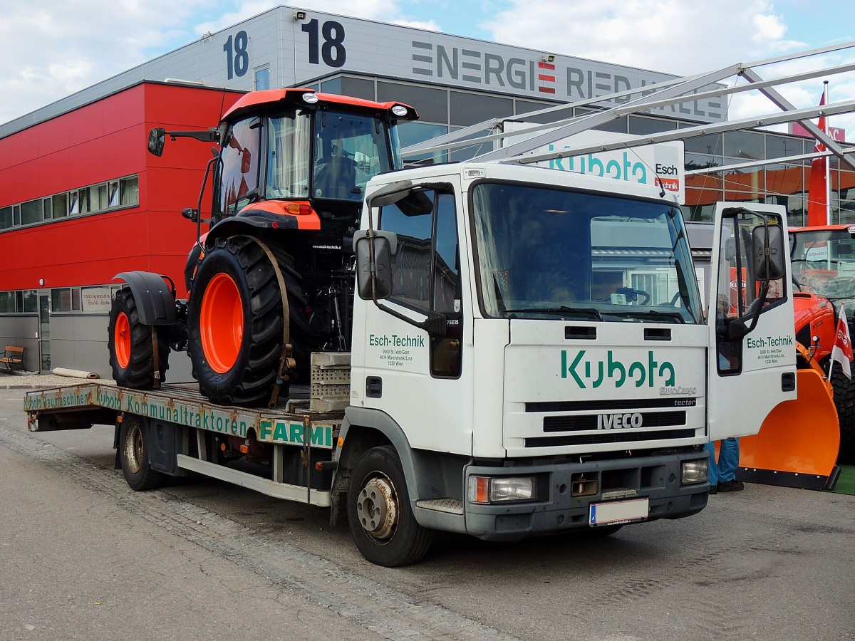 IVECO EuroCargo-tector 75E15, hat einen Kubota-Traktor geladen; 130909