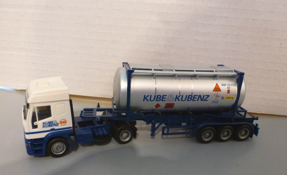 IVECO Eurotech mit silbernem Swap Tankcontainer KUBE & KUBENZ HO 1:87 herpa Seitenansicht
