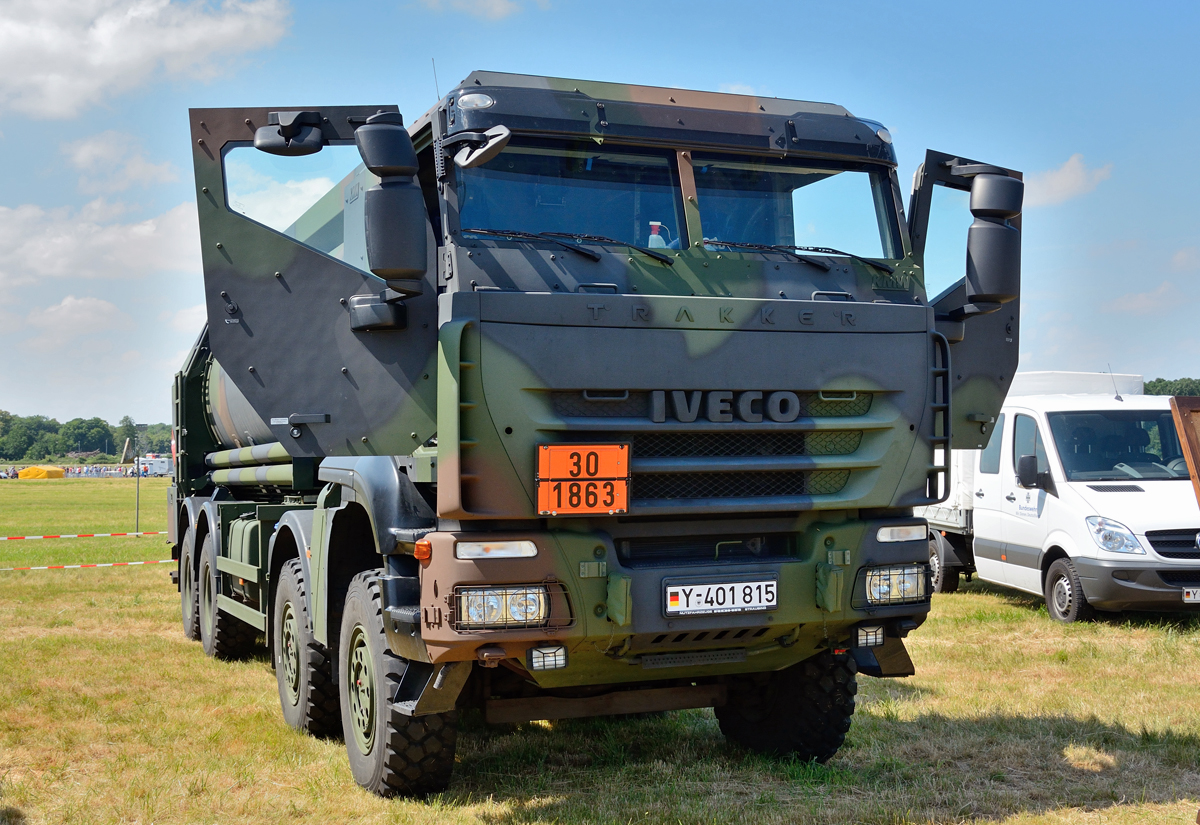 Iveco Trakker Tankwagen mit geschütztem Fahrerhaus beim Tag der Bundeswehr in Nörvenich - 13.06.2015