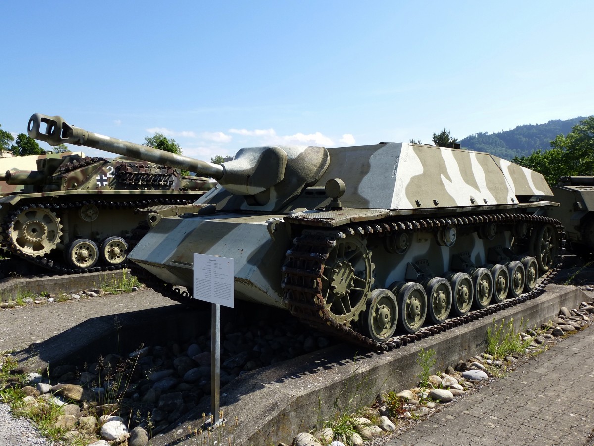 Jagdpanzer IV, Baujahr 1944, eine Weiterentwicklung des deutschen Sturmgeschtzes III, 7,5cm Kanone, 265PS, Vmax.4oKm/h, Panzermuseum Thun, Mai 2015
