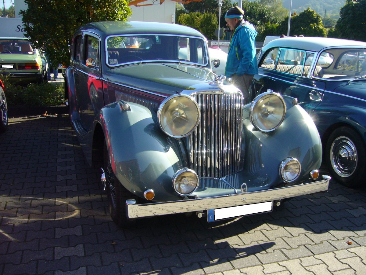 Jaguar 2.5 Litre Saloon. 1946 - 1948. Dieses hübsche Auto hat fast sein ganzes Leben in Neuseeland verbracht, bevor er nach Deutschland importiert wurde. Von diesem Modell wurden 1682 Einheiten produziert. Der 6-Zylinderreihenmotor leistet 102 PS aus 2663 cm³ Hubraum. Prinz-Friedrich-Oldtimertreffen am 27.09.2015 in Essen.