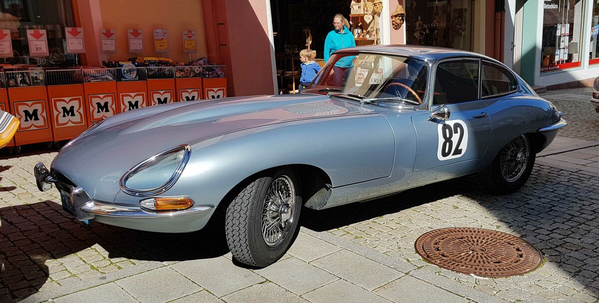=Jaguar E Coupe, Bj. 1965, 4236 ccm, 269 PS, während der Präsentation der Rennteilnehmer des Rossfeldrennens  Edelweiss-Bergpreis  2022 im Markt Berchtesgaden.
