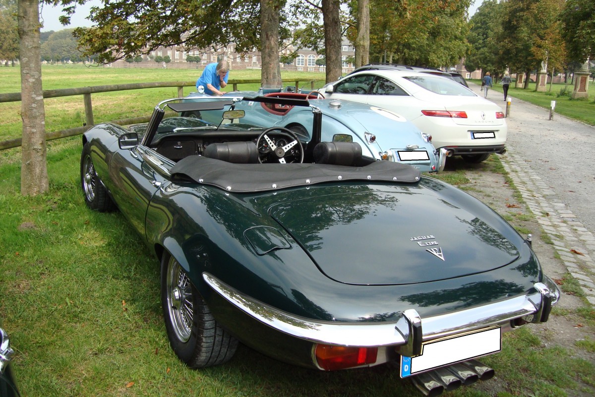 Jaguar E-Type Roadster V12. 1971 - 1974. Der E-Type mit dem V12-motor war die letzte Ausbaustufe des E-Type. Der V12-motor leistet 276 PS aus 5343 cm³ Hubraum. Schloß Nordkirchen im Münsterland am 05.09.2014.