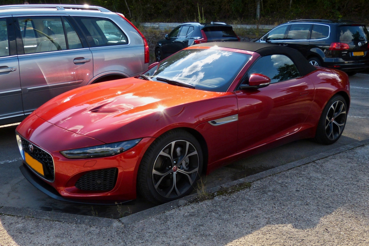 Jaguar F-Type Cabrio, gesehen auf einem Parkplatz. 09.2022