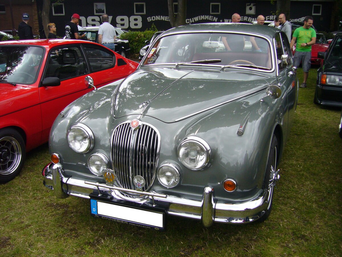 Jaguar MK II 3.4 Litre, gebaut von 1959 bis 1968 in Coventry. Es gab drei Motorisierungsvarianten: 2.4 Litre mit 120 PS, den hier abgelichteten 3.4 Litre mit einem Hubraum von 3442 cm³ und einer Leistung von 210 PS und den 3.8 Litre mit 220 PS. Der gezeigte MK2 3.4 Litre ist im Farbton silver grey lackiert. Oldtimertreffen an der Dreieckswiese in Duisburg am 01.08.2021.