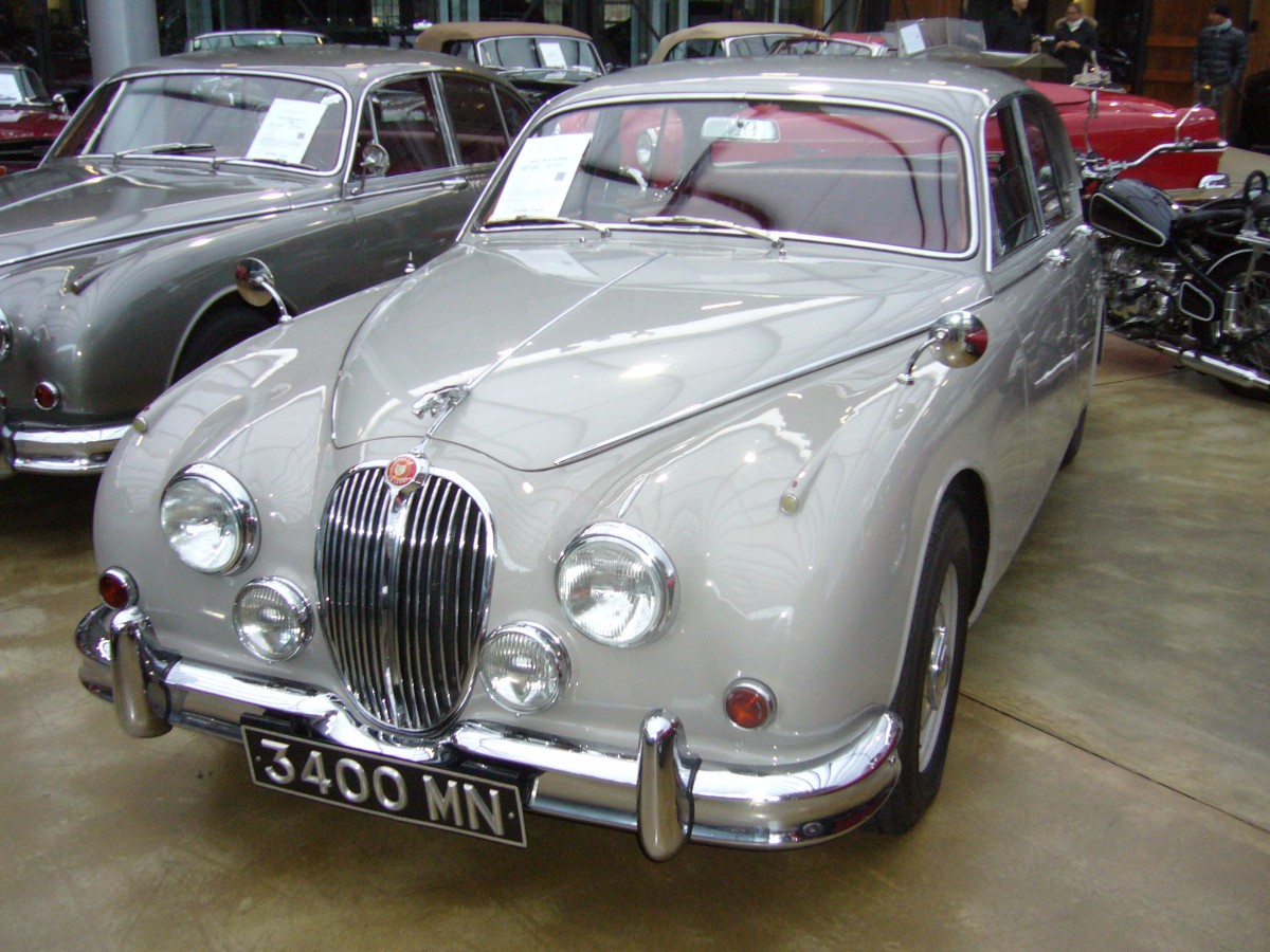 Jaguar MK II 3.4 Litre. 1959 - 1968. Es gab drei Motorisierungsvarianten: 2.4 Litre mit 120 PS, 3.4 Litre mit 210 PS und 3.8 Litre mit 220 PS. Der hier abgelichtete 3.4 Litre in der Lackierung warwick grey wurde am 12.11.1964 über den Jaguar Dealer Caffyn in Seaford/East-Sussex erstausgeliefert. Classic Remise Düsseldorf am 29.12.2013.
