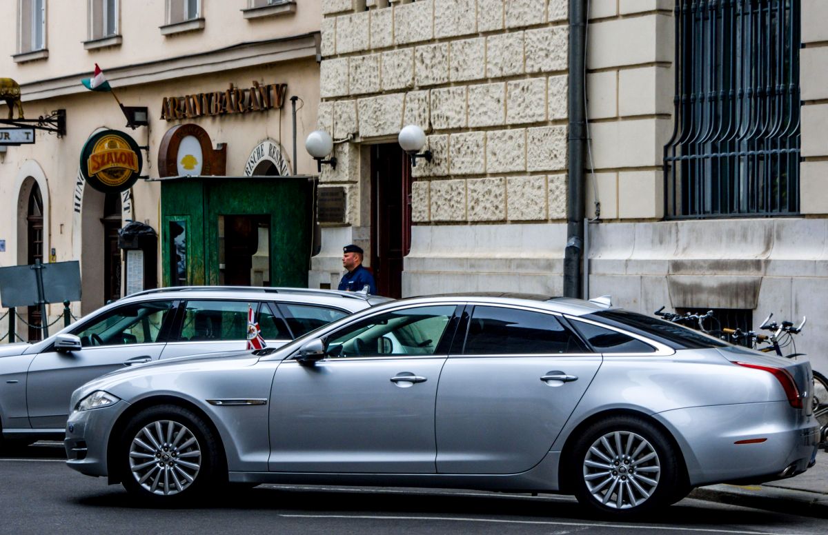 Jaguar XJ in der Innenstadt von Budapest. Aufnahmezeit: 30.05.2014