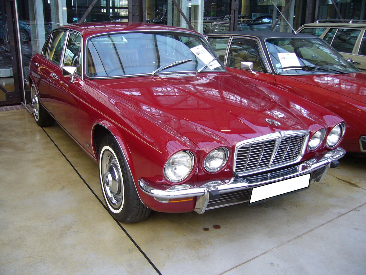 Jaguar XJ Series II 4.2 Litre Limousine. Die XJ Modellreihe wurde bereits 1968 vorgestellt. Auf der Frankfurter IAA des Jahres 1973 standen dann die Series 2 Modelle, die jetzt auch als Coupe lieferbar waren. Der gezeigte 4.2 Litre war übrigens nur in den Jahren 1973 und 1974 im Modellprogramm von Jaguar. Der Sechszylinderreihenmotor hat einen Hubraum von 4235 cm³ und leistet 172 PS. Classic Remise Düsseldorf am 21.10.2021.