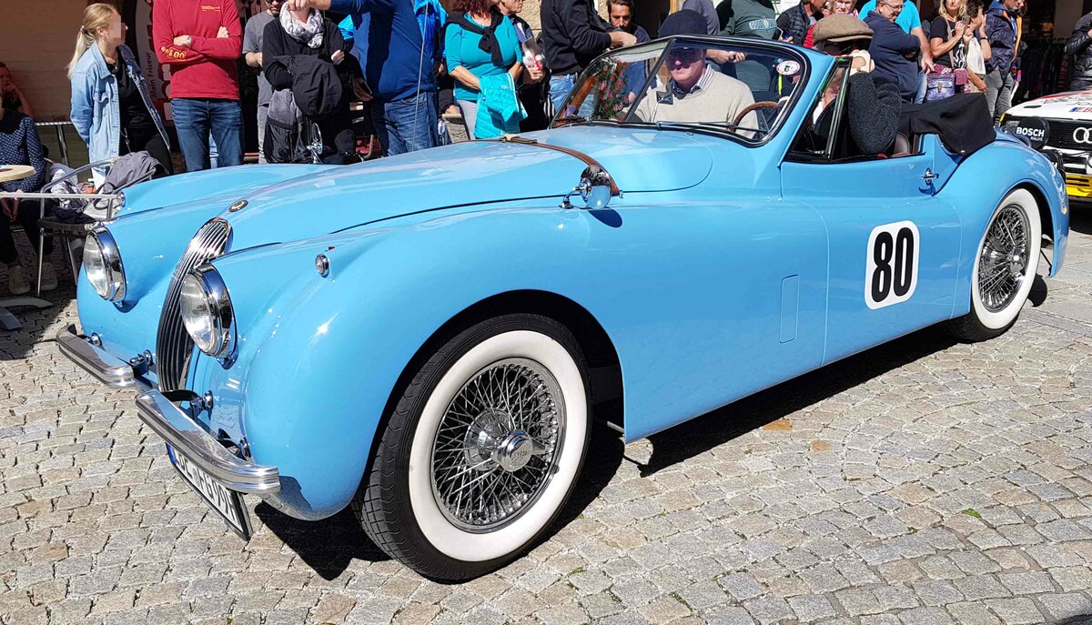 =Jaguar XK 120 DHC SE, Bj. 1953, 3417 ccm, 209 PS, während der Präsentation der Rennteilnehmer des Rossfeldrennens  Edelweiss-Bergpreis  2022 im Markt Berchtesgaden.