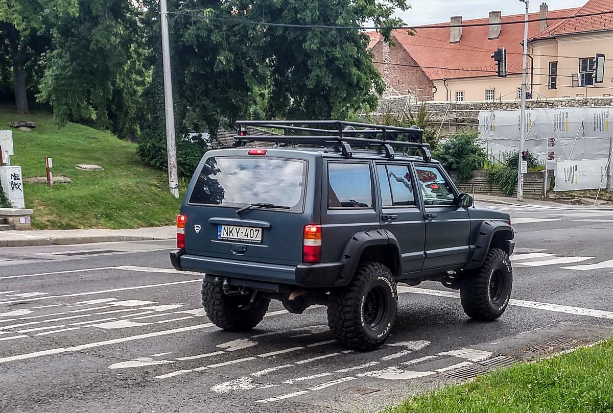 Jeep Cherokee XJ (Gen. 2) auf einem vermutlich nicht werksmäßigem Fahrwerk und auf ernsten Geländereifen. Foto: Juli 2018