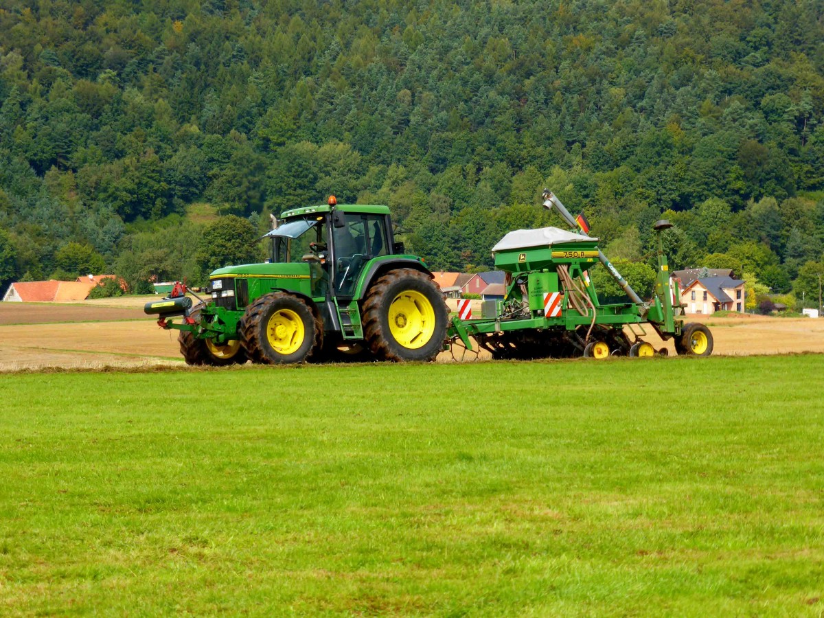 John Deere 6800 bei der  Feldbearbeitung  gesehen beim Lanz & John Deere - Treffen in Kirchheim am See im August 2014