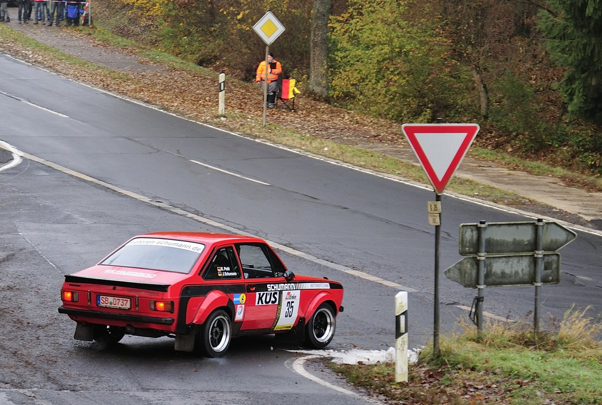 Jürgen Schumann & Kerstin Pohl mit der 35 auf Ford Escort RS 2000 bei der  Youngtimer  39. ADAC Rallye Köln Ahrweiler 12.11.2016, Morgens -2° auf teils noch glaten Asphalt