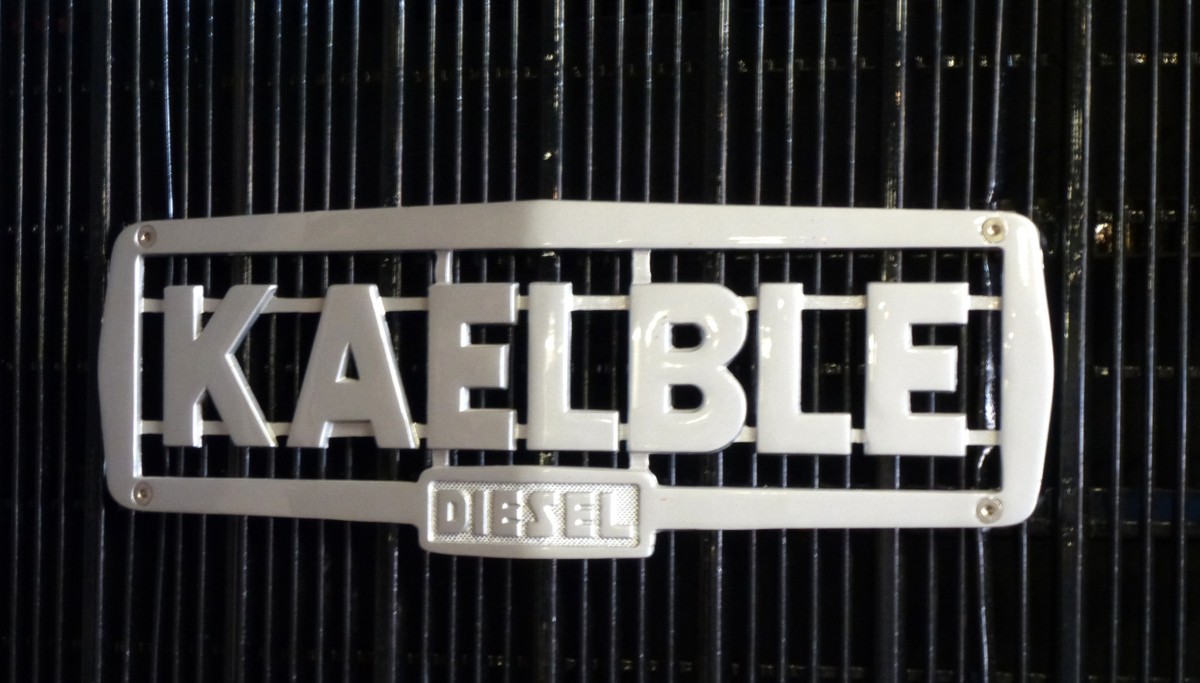 Kaelble, Schriftzug am Khler einer Oldtimer-Zugmaschine, das Unternehmen in Backnang baute schwere LKW und Straenzugmaschinen, Sept.2013