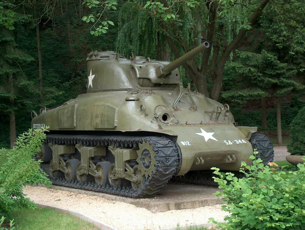Kampfpanzer M4A1 Sherman als Denkmal in Ettelbruck, Lux. (19.06.2005)