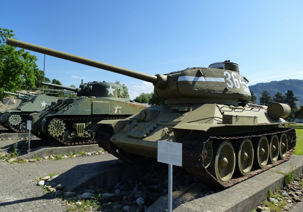 Kampfpanzer T34/85, Weiterentwicklung des T34, gebaut von 1944-46 in der UdSSR, 8,5cm Kanone, 500PS, Vmax.55Km/h, 1061 Stck wurden in die  DDR  geliefert, vom T34 wurden insgesamt ber 40.000 Stck gebaut, Panzermuseum Thun, Mai 2015