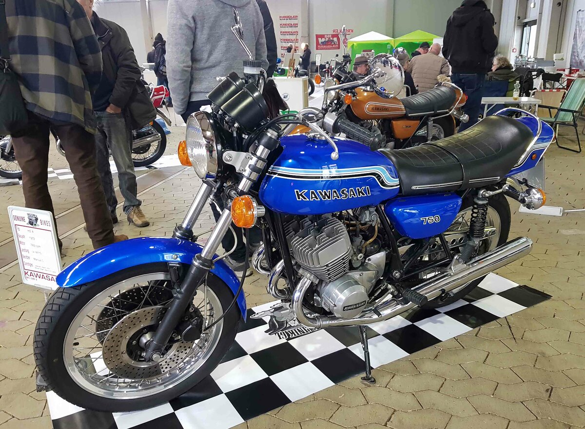 =Kawasaki 750, ausgestellt bei der Technorama 2023 in Kassel.