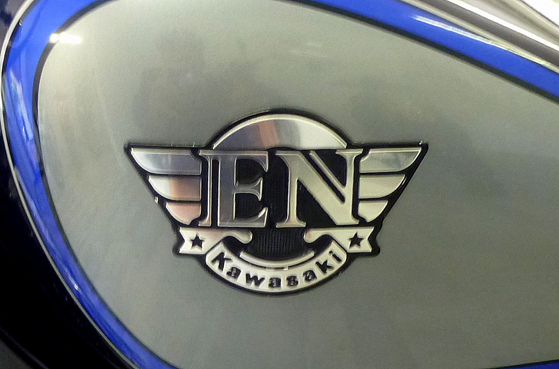 Kawasaki, Tankemblem am Chopper  EN 500 , die Motorrder wurden von 1990-94 gebaut, Juli 2014  