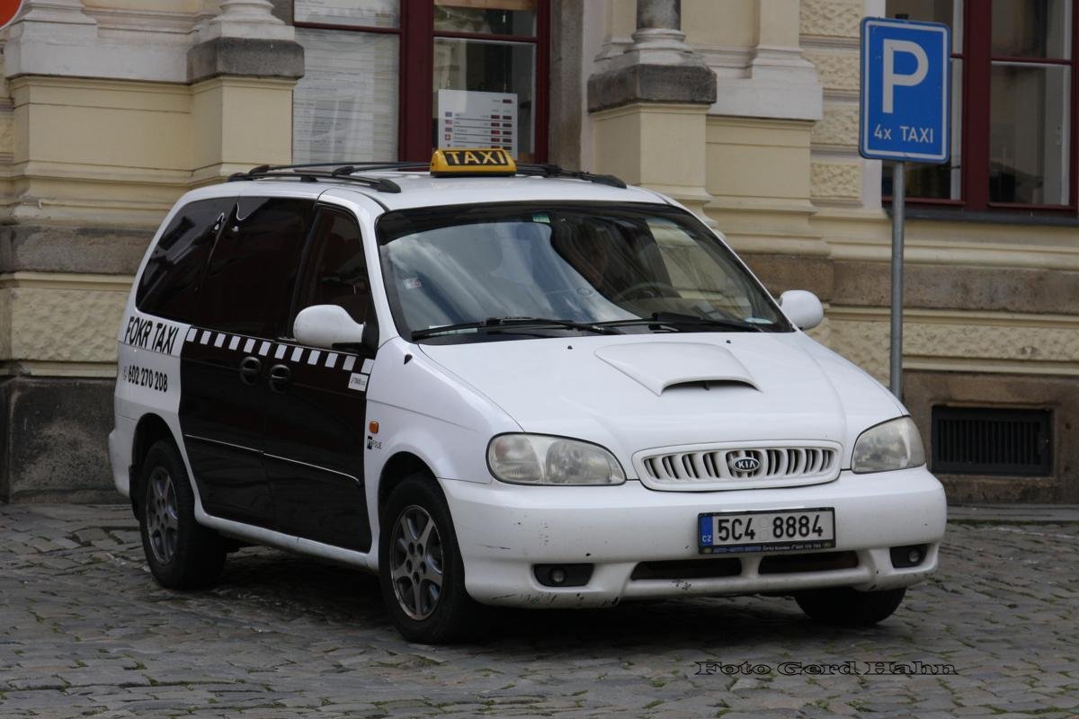 Kia Taxi Kleinbus auf dem Marktplatz in Cesky Krumlov am 28.8.2014.