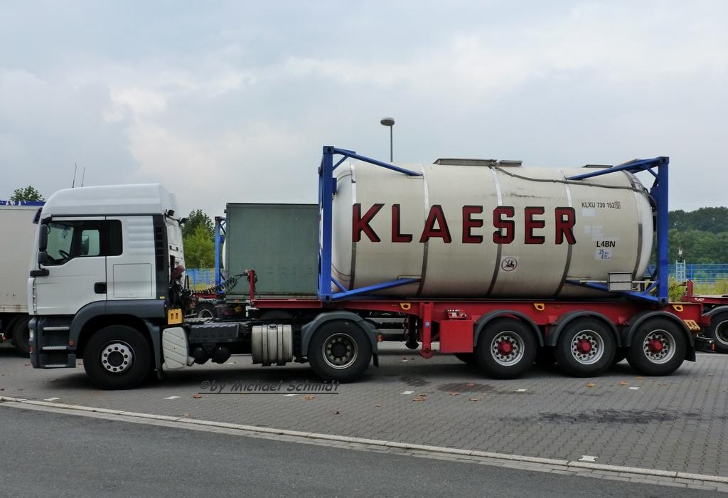 Klaeser Spedition hier ein MAN TGA LX wei/grau mit 30 ft Trailer mit 20 ft Tankcontainer KLAESER in Herten am 13,09,2012
