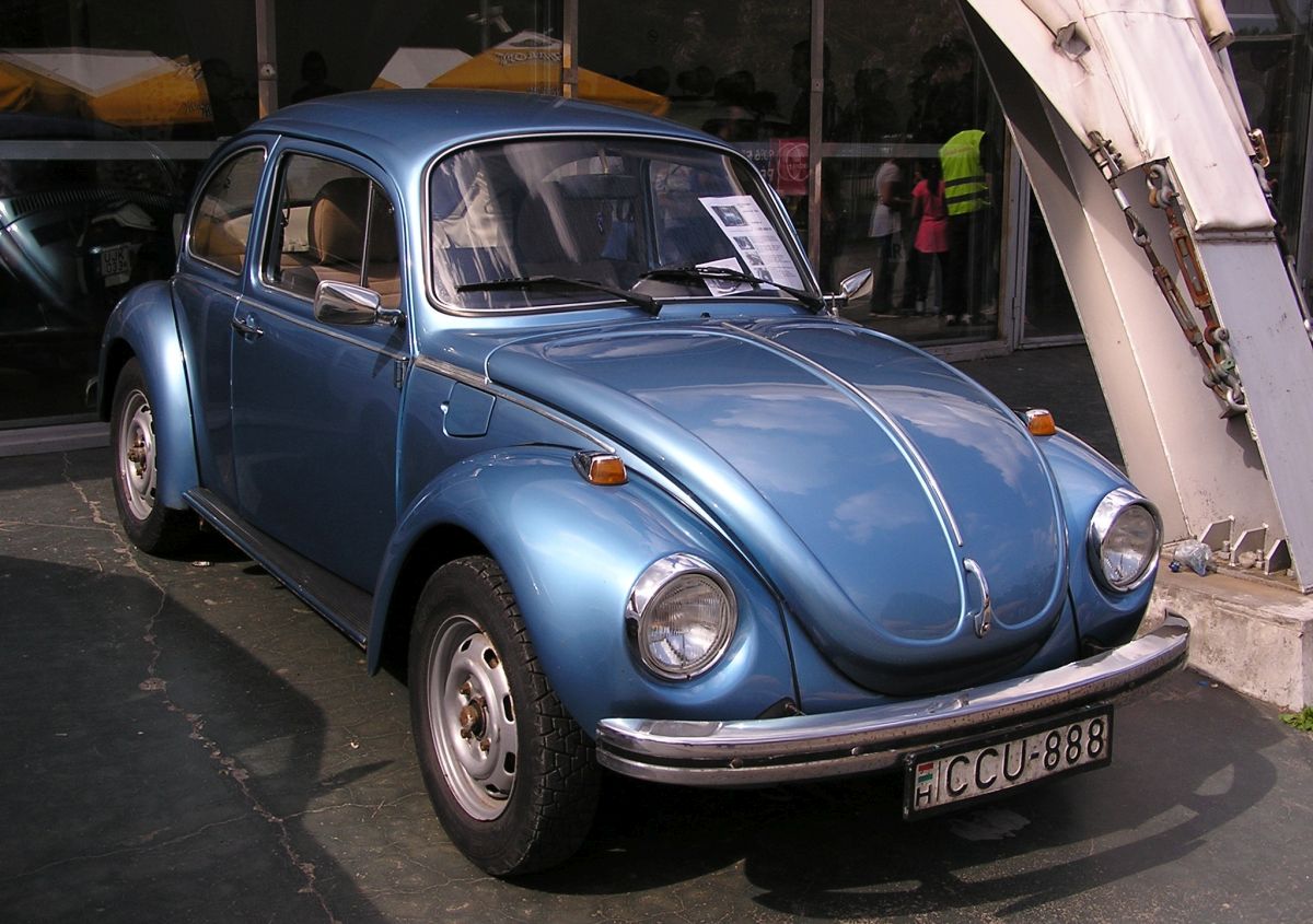 Klassischer VW Käfer in einer schönen Farbe. Foto: Besucherparkplatz des Retropartisanen Festival, Mai 2016