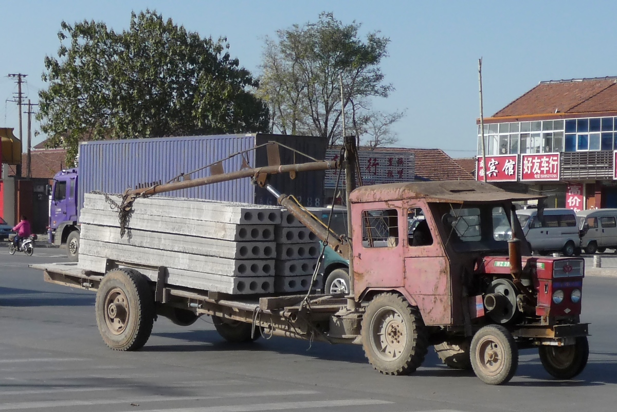 Kleiner Weifang-Traktor, transportiert Betonteile in Shouguang, 13.11.11
