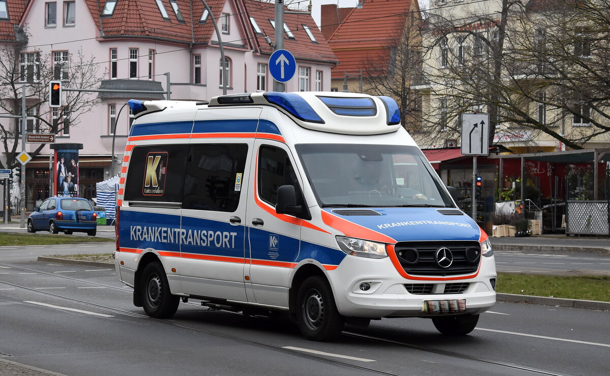 Koitz ambulance GmbH aus Berlin mit einem MB Sprinter Krankentransportfahrzeug am 24.01.23 Berlin Karlshorst.
