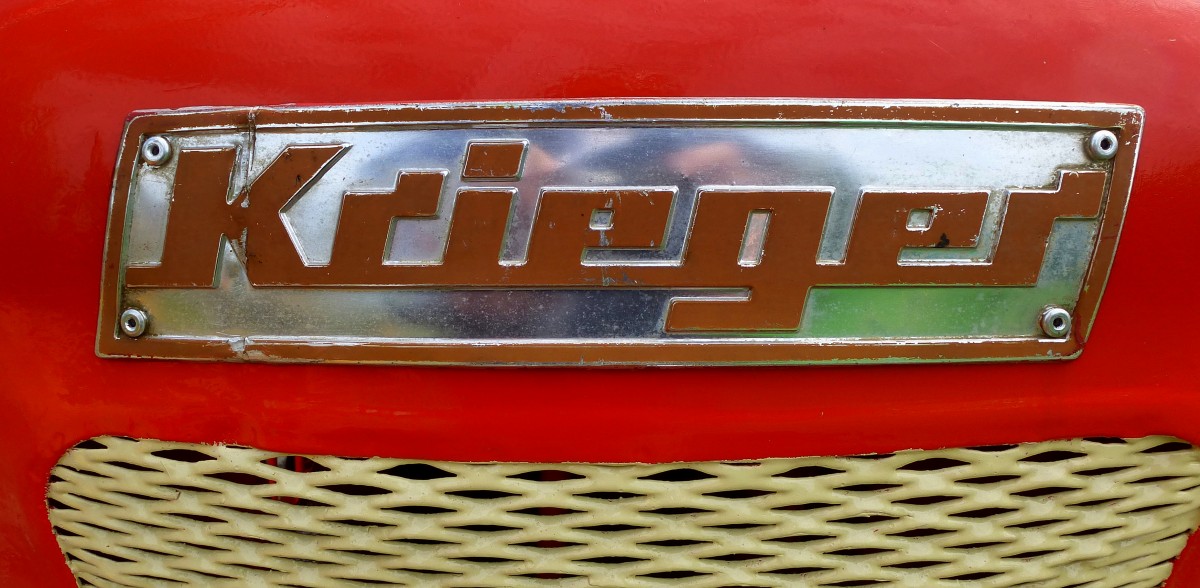 Krieger Fahrzeugbau GmbH, Schriftzug auf der Motorhaube eines Oldtimer-Schleppers, das Familienunternehmen in der Pfalz baut seit den 1950er Jahren Schmalspurtraktoren, Okt.2014