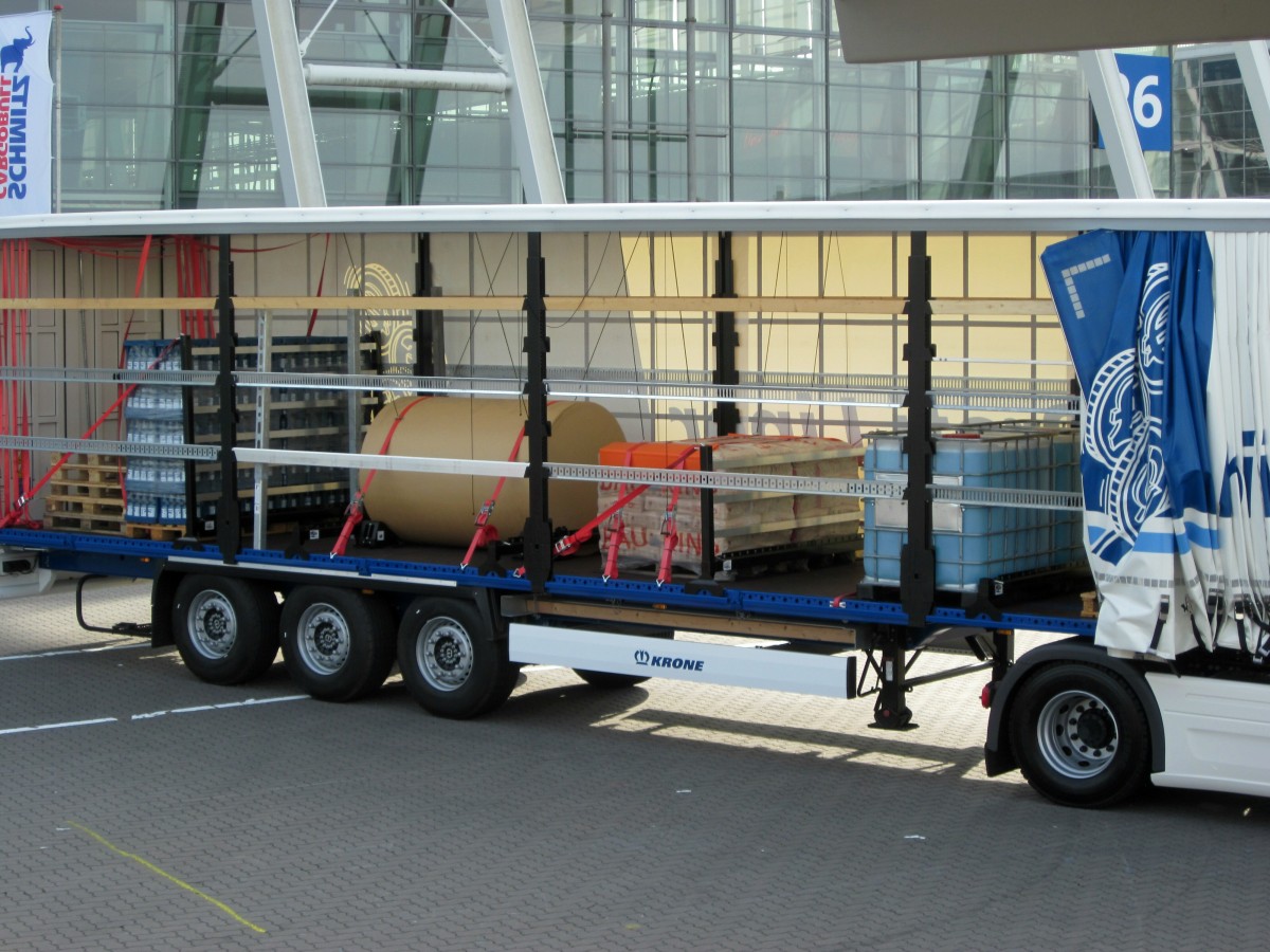 Krone-Auflieger mit Beispielen der Ladungssicherung im September 2014 auf der IAA Nutzfahrzeuge in Hannover.