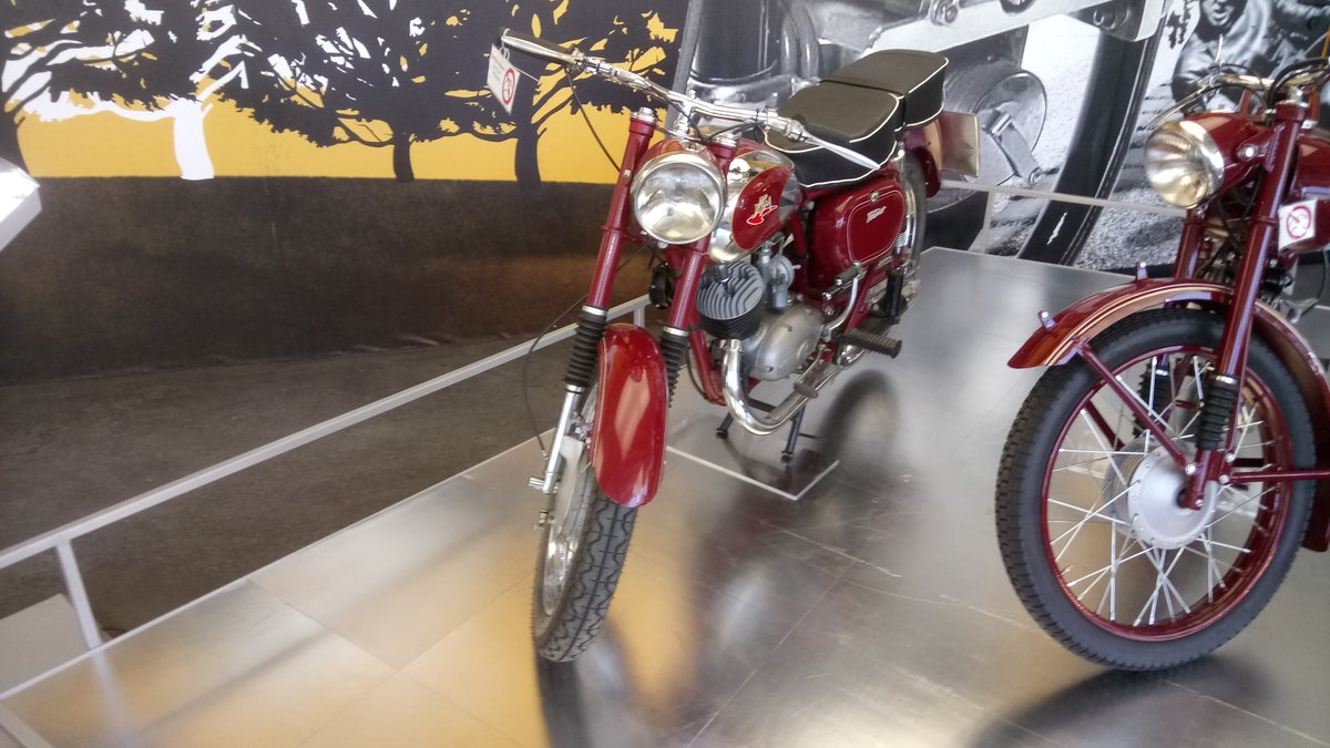 KTM Grand Tourist von 1956. Dieses Motorrad ist bereits mit einem Vollschwingenfahrwerk ausgestattet. Der Zweitaktmotor hat einen Hubraum von 124 cm³ und leistet 6,2 PS. Motorfahrzeugausstellung am 30.08.2017 auf der Franz-Josefs-Höhe.