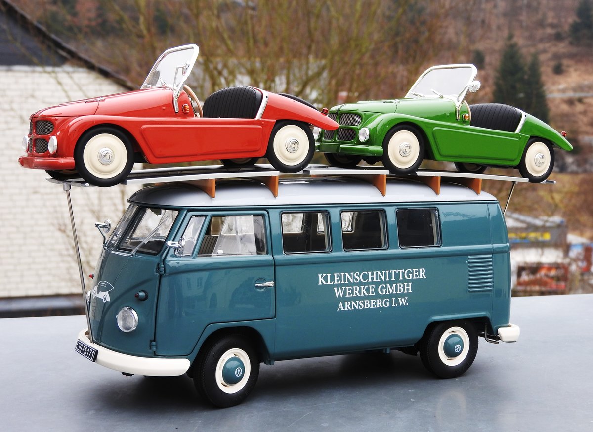 KULT!!!SCHUCO VW-BULLI  KLEINSCHNITTGER 
Schon jetzt ein absolutes SCHUCO-Kultmodell und  Supermodell 2014 -der VW-Bulli
als Transporter für 2 Kleinschnittger-Roadster,von denen im Original
zwischen 1950-57 knapp 3000 Exemplare im sauerländischen Arnsberg fabriziert
wurden.Schuco-Limitierung auf 1.000 Exemplare,
daher ein hoher Sammlerwert garantiert...hier am 10.2.2017