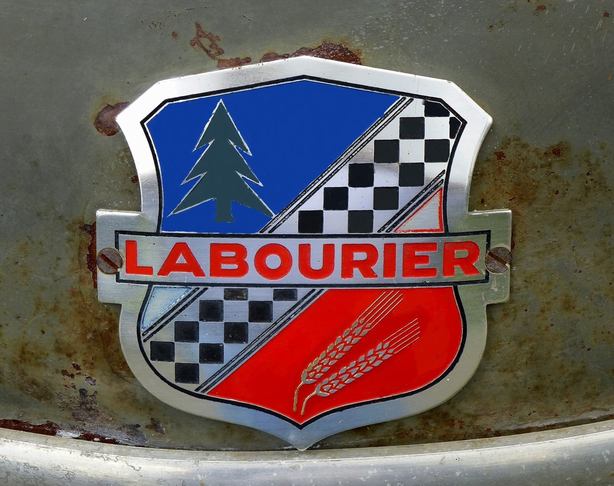LABURIER, Logo am Khler eines Oldtimer-Traktors von 1958, Nutzfahrzeughersteller aus Frankreich, Okt.2016