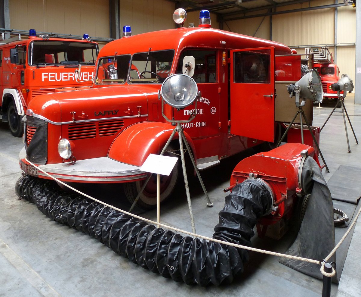 Laffly, Feuerwehrgertewagen von 1951, 6 Mann Besatzung plus diverse Gerte, Feuerwehrmuseum Vieux-Ferrette, Mai 2016