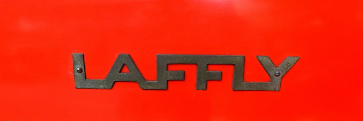 LAFFLY, links und rechts an der Motorhaube angebrachter Schriftzug der franzsischen Fahrzeugfirma, Juli 2016