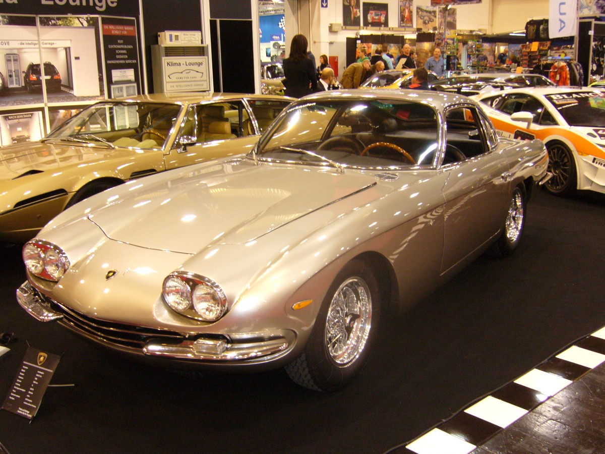 Lamborghini 400 GT 2+2. 1966 - 1968. Der 400 GT basierte auf dem 1964 vorgestellten 350 GT. Motorisiert mit einem V12-motor leistet dieser Sportwagen 320 PS aus 3.929 cm³ Hubraum. Essen Motorshow am 05.12.2013.