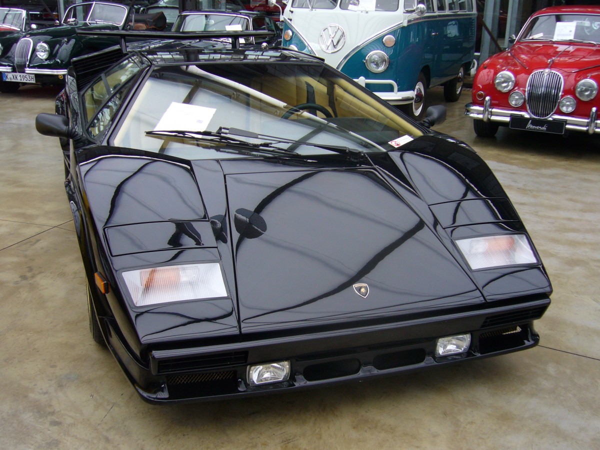 Lamborghini Countach LP 5000 S Quattrovalvole. 1985 - 1990. Als LP 400 erschien der Countach bereits 1975. Der 5000 S QV hat einen V12-motor mit 5167 cm³ Hubraum und leistet 455 PS. Von dem fast 300 km/h schnellen Modell wurden lediglich 610 Stück produziert. Classic Remise Düsseldorf am 31.05.2015.