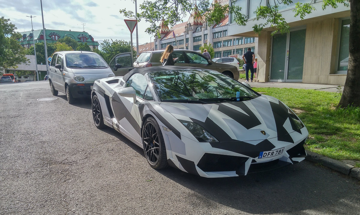 Lamborghini Gallardo Spyder, ohne Parkschein in der Zone. Foto: Pécs, Frühling von 2019