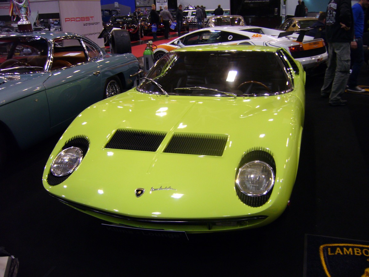 Lamborghini Miura P400S. 1968 - 1971. Der Miura wurde bereits 1966 vorgestellt. Zwei Jahre später erschien der 20 PS stärkere P400S, von dem 140 Einheiten produziert wurden. Der V12-motor mit 3.929 cm³ Hubraum leistet 370 PS. Essen Motorshow am 05.12.2013.