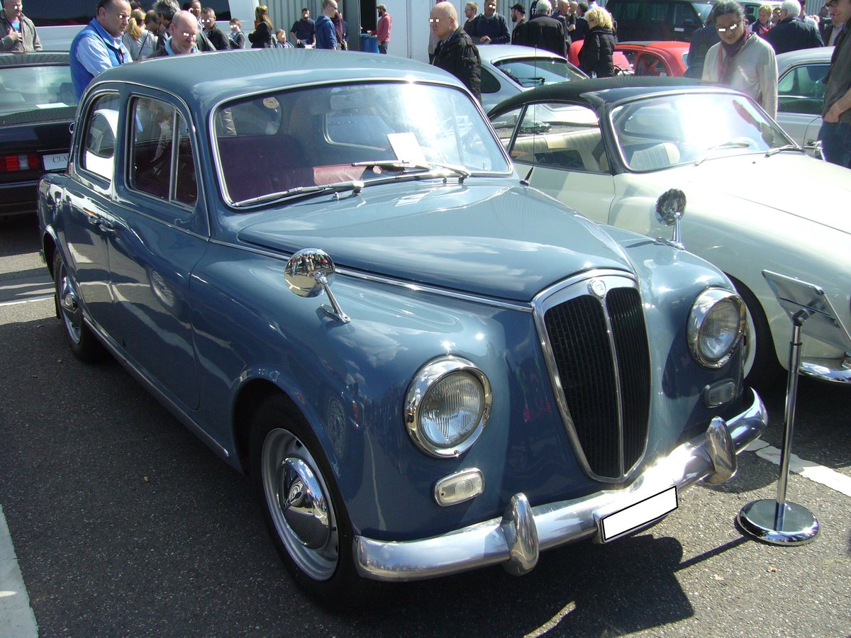 Lancia Appia. 1953 - 1963. Während der elfjährigen Bauzeit gab es drei Baureihen. Hier wurde ein Fahrzeug der zweiten Serie (1956 - 1959) abgelichtet. Der V4-motor leistet 43 PS aus 1089 cm³ Hubraum. Außengelände der Techno Classica am 09.04.2016.