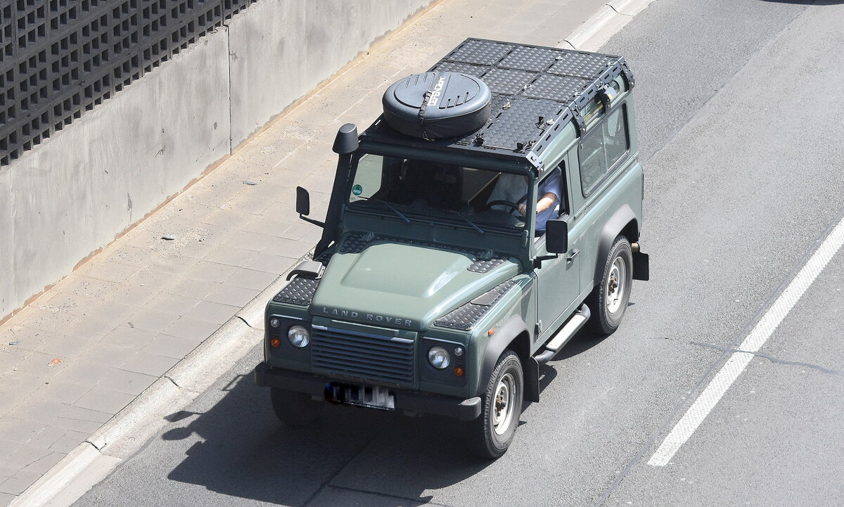 Land Rover Defender am 13.07.23 Berliner Stadtautobahn Höhe Messedamm