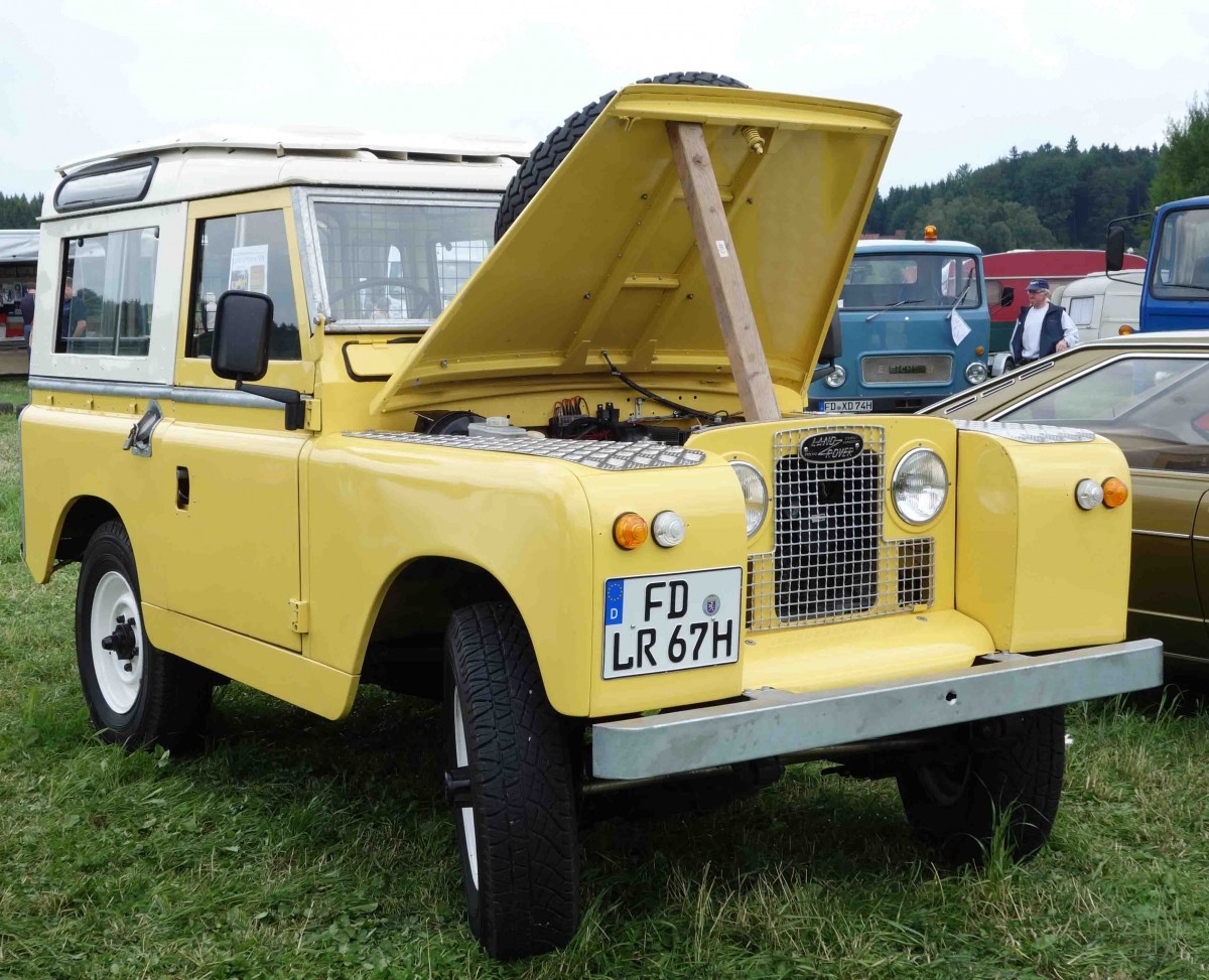 Land Rover steht bei der Oldtimerausstellung in Ebersburg, Juni 2014