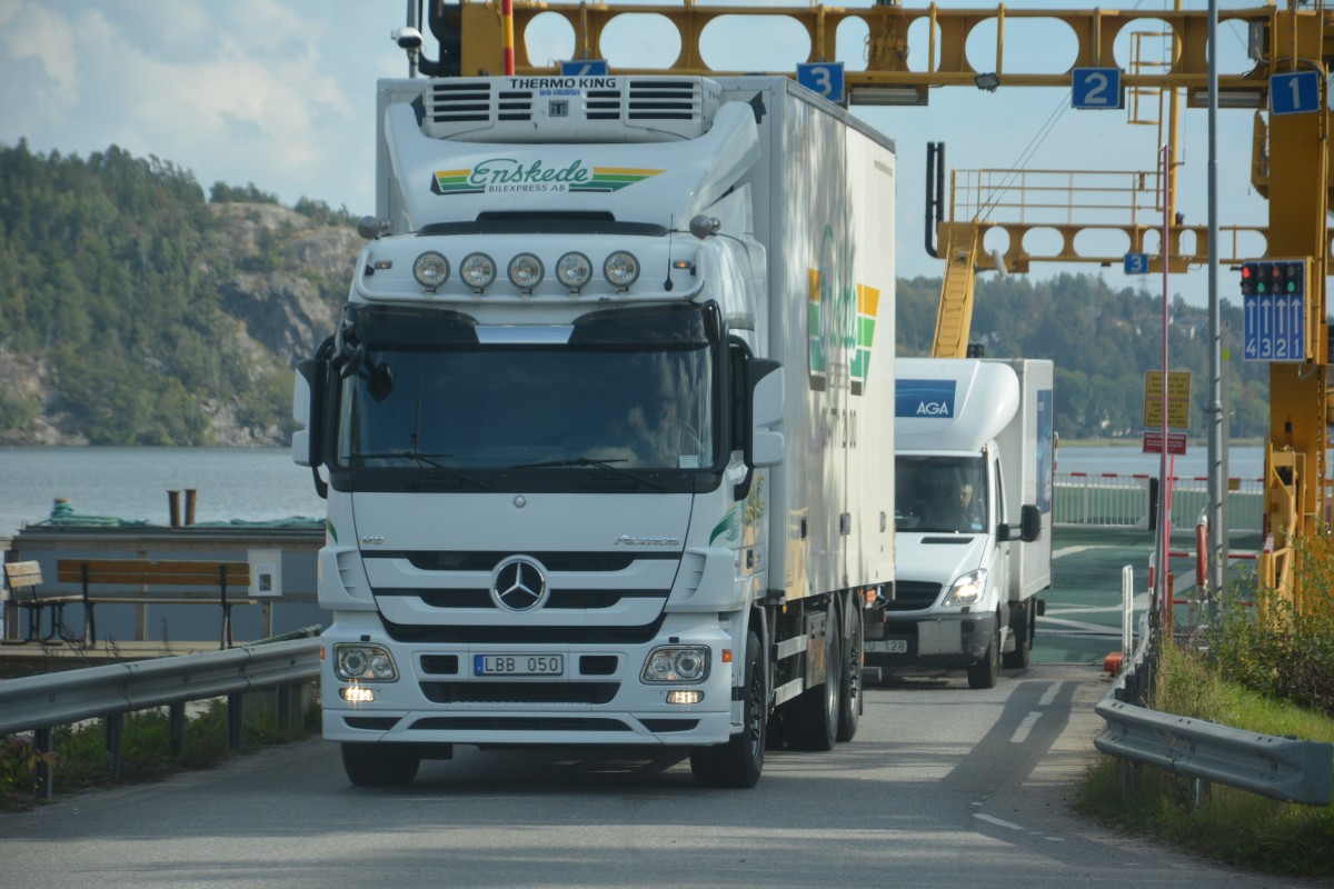LBB 050 (Mercedes Benz Actros) kommt am 18.09.2014 aus Richtung Norsborg mit der Fähre.