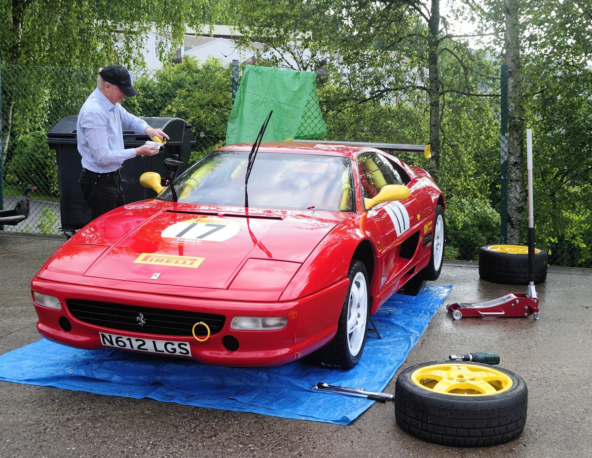 Letzten Vorbereitungen an der Nr.17 zur Ferrari 355 Challenge, beim Youngtimer Festival Spa am 19.7.2015